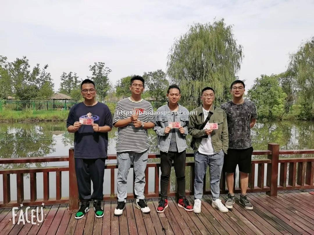 队友互相扶持默契配合，团结一致取得胜利