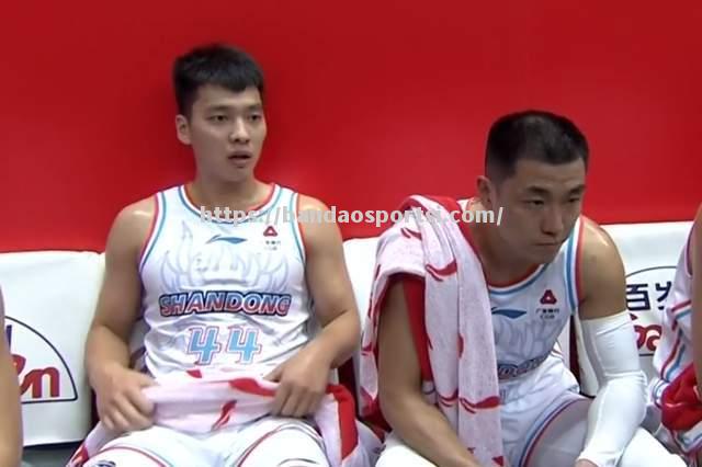 球队主力球员受伤，关键时刻表现出色