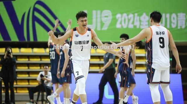 山西队发挥团队协作优势，努力争夺胜利