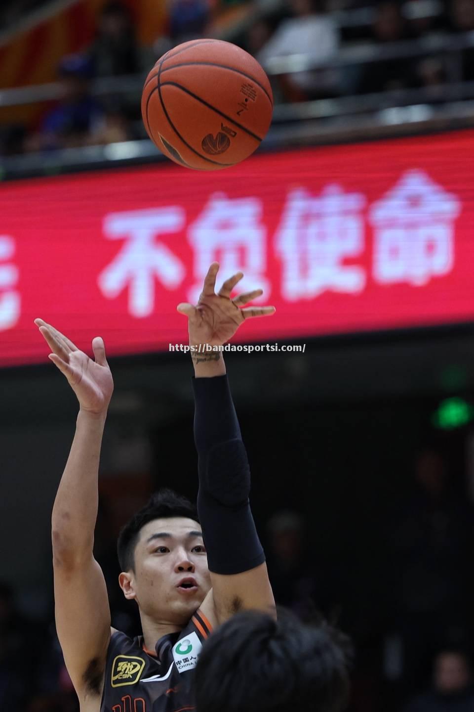 半岛体育-青岛男篮在今日比赛中取得胜利，令人瞩目